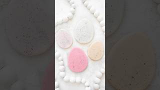 EASY classic speckled Easter Eggs! 🥚🎀  So quick to make! 🙌🏼 #easter #cookiedecorating #trending