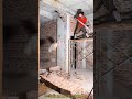 構造解体:スレッジハンマーによる煉瓦壁の撤去