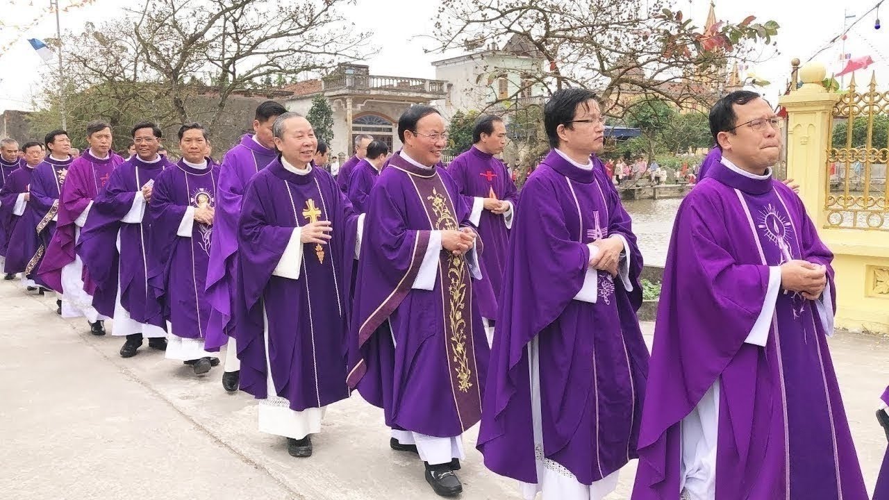 Đón Đoàn Lễ Nghi Vào Dâng Thánh Lễ Đồng Tế Tại Nhà Thờ Giáo Xứ Trang Hậu Giáo Phận Bùi Chu 