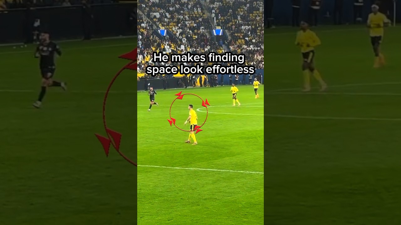 Роналду с легкостью находит свободное пространство 