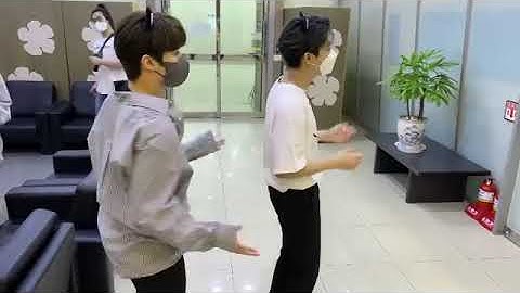 [210520] LEE KNOW & HAN (STRAY KIDS) KISS THE RADIO INSTAGRAM VIDEO