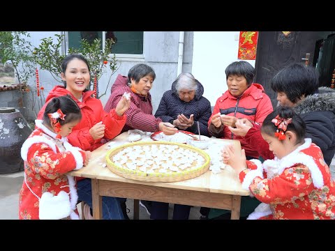 一家人四世同堂欢聚年夜饭，其乐融融，祝大家2022年万事如意