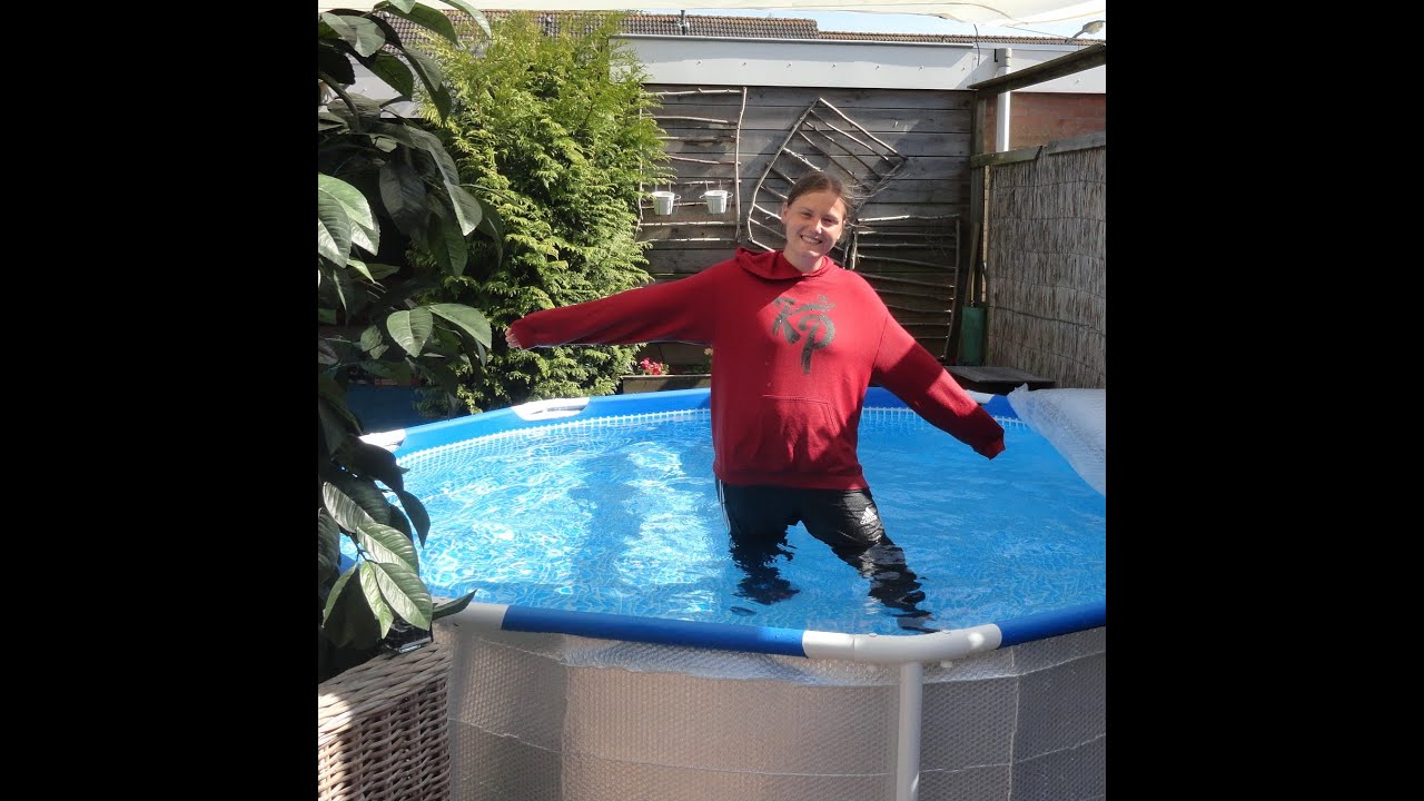 Emmeke vlog #2/challenge met kleren zwemmen.