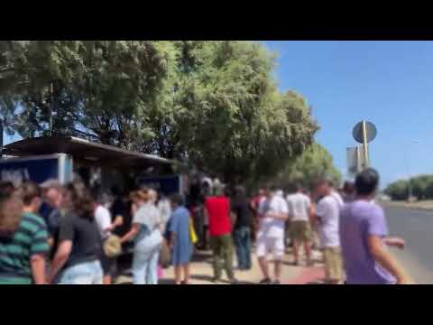 Διαδηλωτές στο Ηράκλειο «υποδέχονται» με πανό το Crown Iris