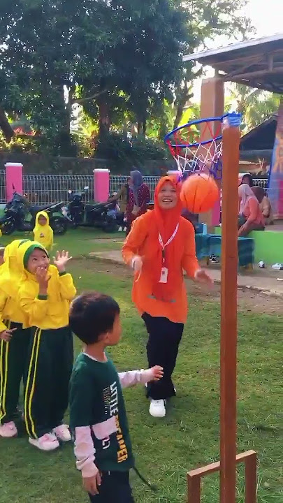 Anak-anak hebat hari ini diajak senam ceria bersama dan berkenalan dengan olahraga bola basket 🏀