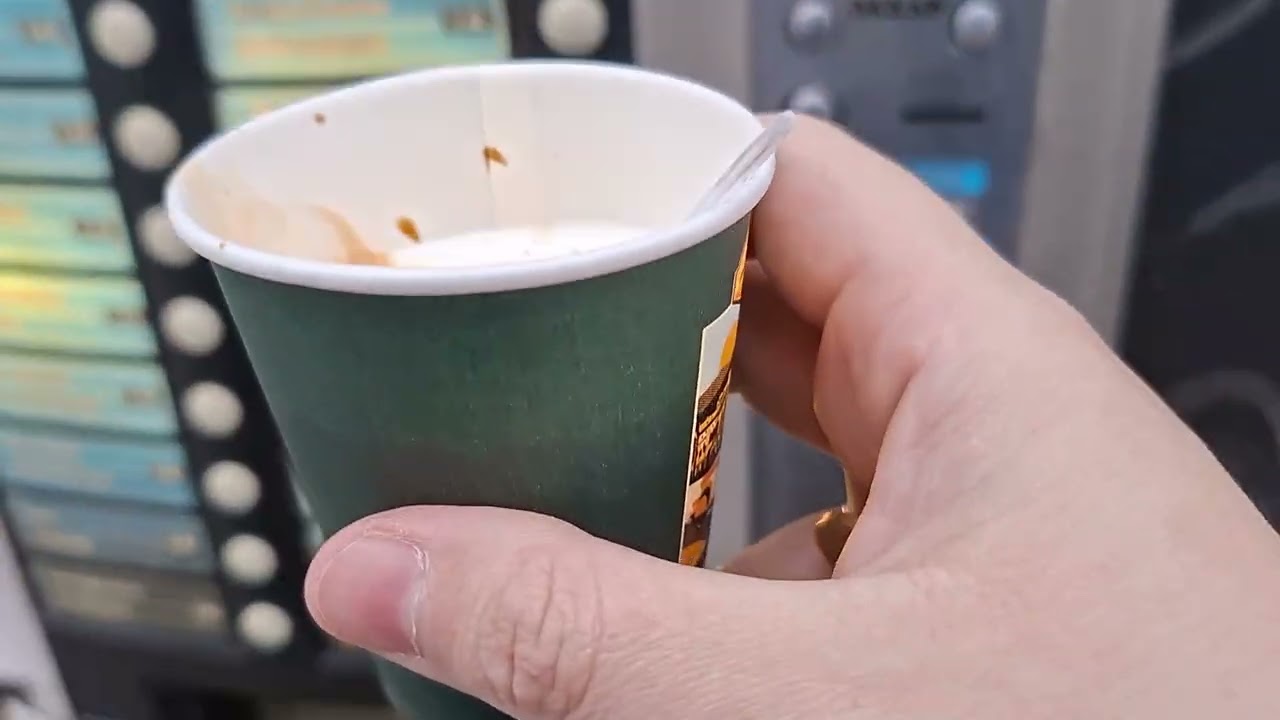 Vazrazhdane district of Varna! - Варна, район Възраждане, улици, котки, кафе – зимен ден!