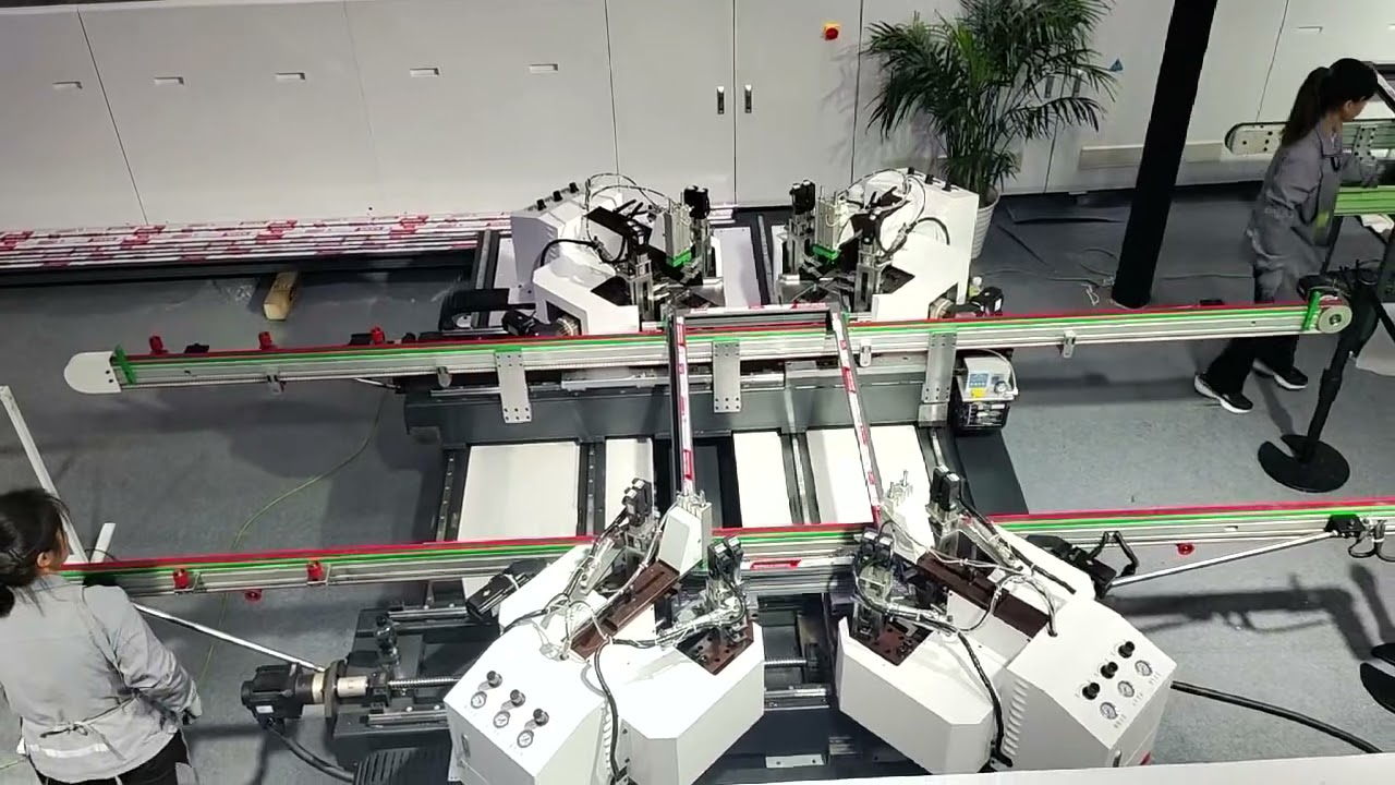 Aluminum Four-corner crimping machine is working in FBC fair in Shanghai