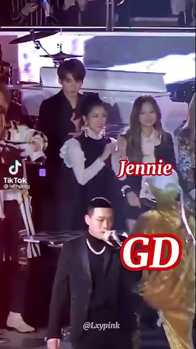 Jennie obsessed when Gdragon was in front of her