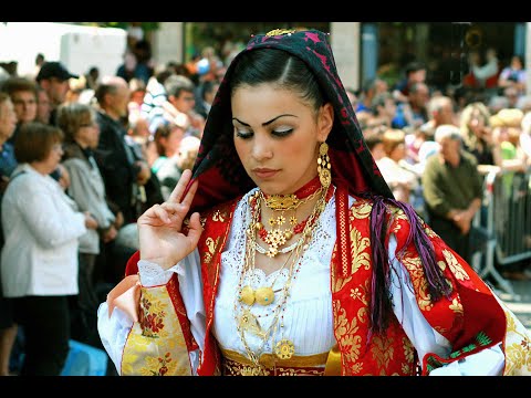 Video: Costumi popolari croati maschili e femminili