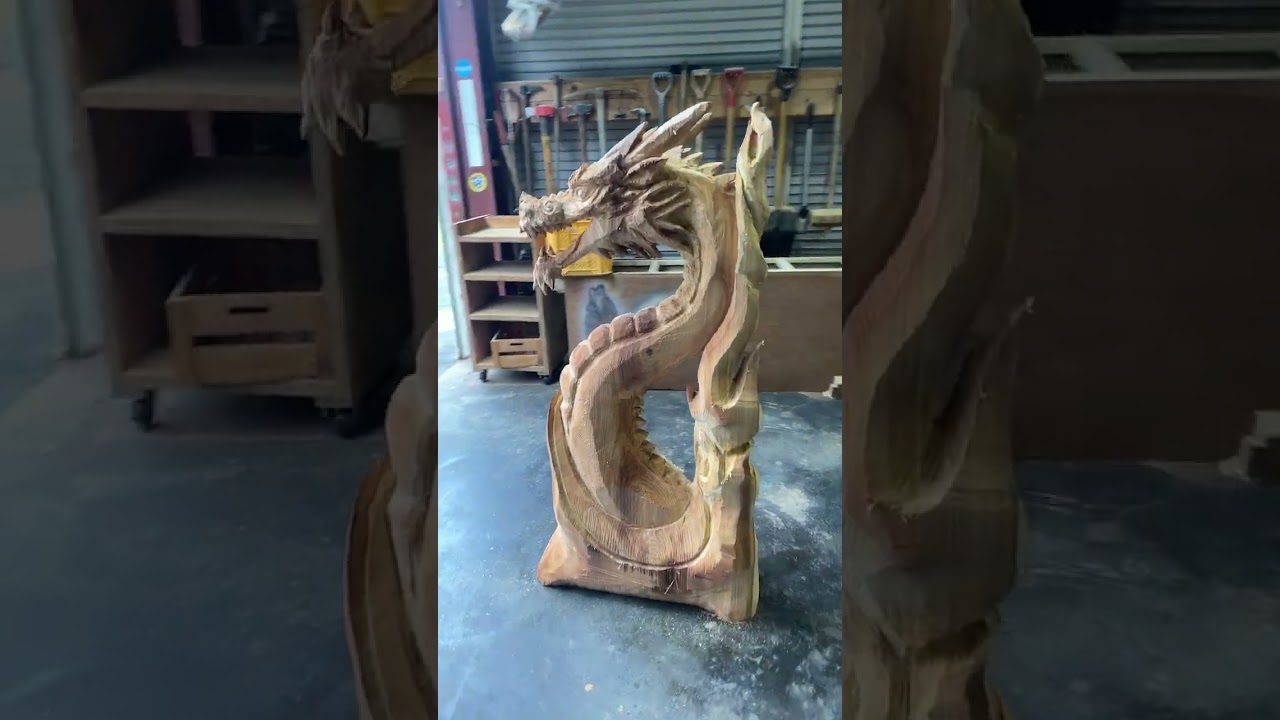 新しい龍を彫っている。 #チェーンソー #woodworking #木彫り