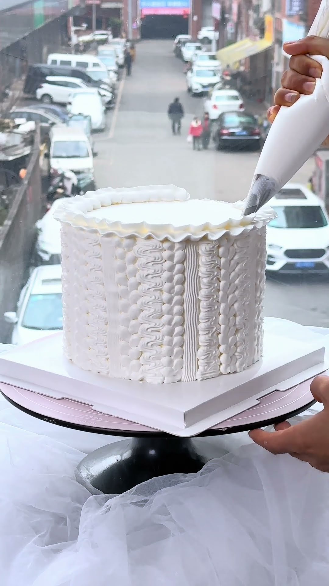 It's cold, let's wear a sweater. Fruit cake birthday cake making process Share the making process
