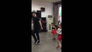 Папа с дочками классно танцует