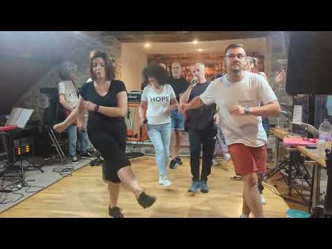 Sam en foire, la troupe d'artistes de Saint-Amand-Montrond, chante "C'est si bon"