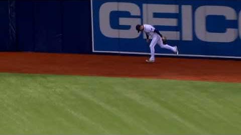 Kevin Kiermaier makes amazing leaping catch