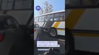 Un motociclista grabó el momento exacto en que un auto choca contra un camión