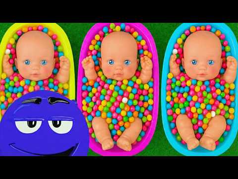 Sorting Colorful Candy with Baby Dolls — Satisfying Color Play