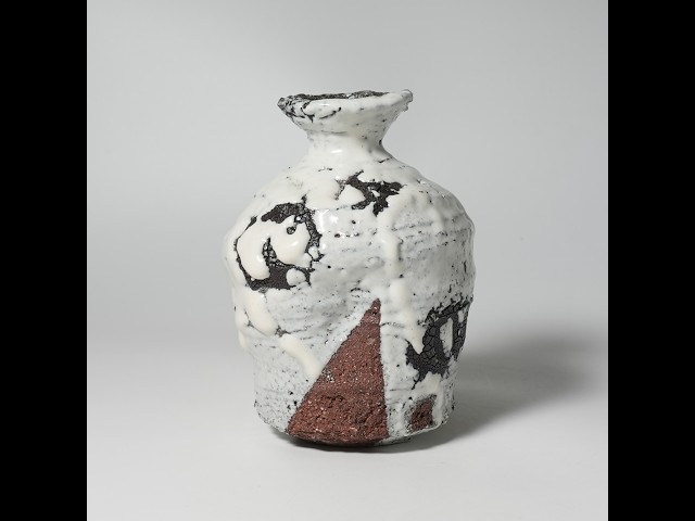芋徳利　13　備前焼 Hiyou Tokkuri Sake bottle. 13 Kyusetsu Miwa. 飛鯣 徳利 13代三輪休