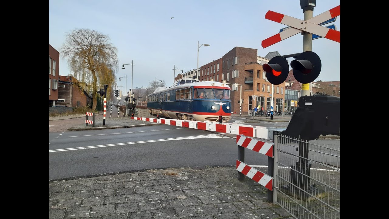 de kameel komt over de Pon lijn in Amersfoort (spoorwegovergang Leusderweg)