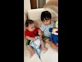 4ヶ月の弟と手を繋ぎたい、1歳8ヶ月のお兄さん/Big Brother holding little brother's hand