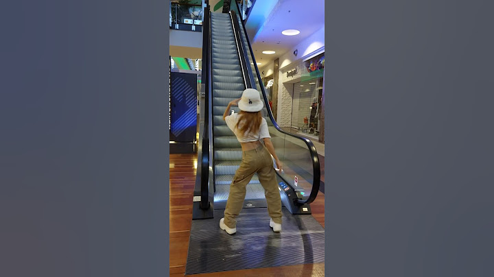 “Bounce when she walk” Dance on the ESCALATOR 😱 | Andra Gogan