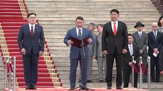 картинка: Төрийн далбааны өдөрт зориулсан цэргийн ёслолын жагсаалын нээлтэд оролцож, үг хэллээ