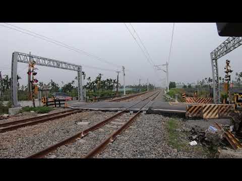台鐵 DMU區間車 通過社埔路平交道