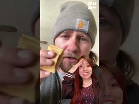 EXTRANJERO hace EL OSO DE SU VIDA comiéndose un TAMAL con TODO Y HOJA DE MAÍZ