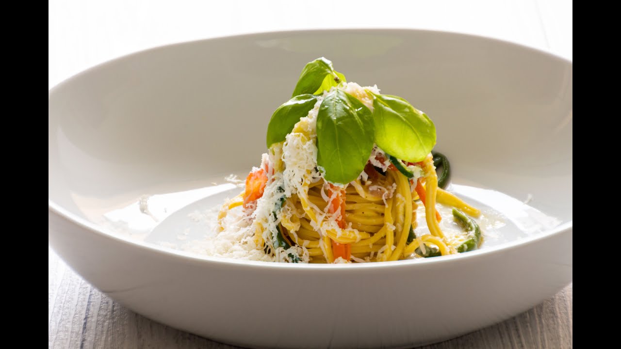 Spaghetti alla chitarra fatti in casa, cipolla al cartoccio e verdure | Chef Antonella Ricci-Saporie
