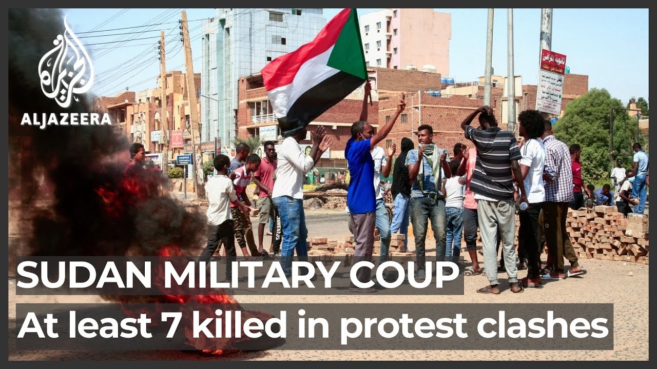 محتجون مناهضون للانقلاب يقطعون الطرق في السودان