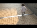 ユイ1歳８ヶ月　後ろ歩きを楽しむ（ベビーサイン鳥）