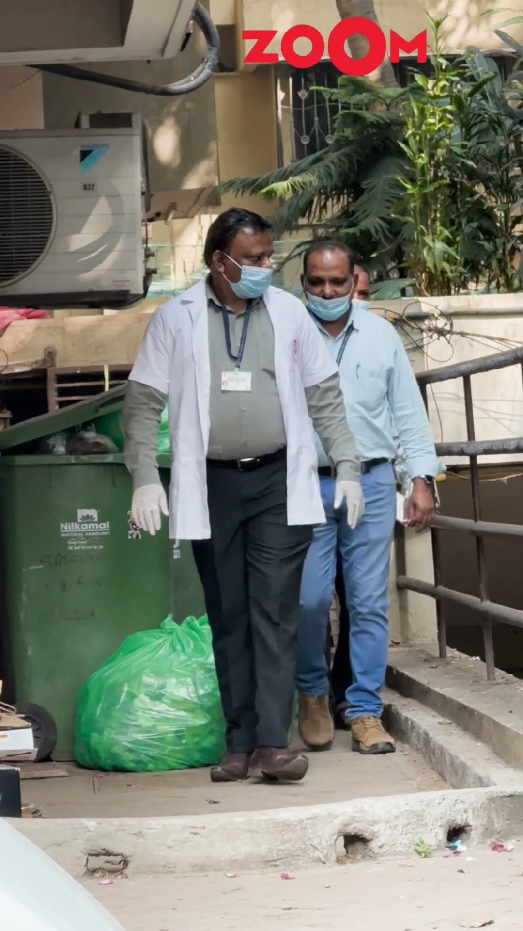 Saif Ali Khan ATTACK: Forensic team spotted at the crime location #saifalikhan #shorts
