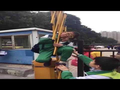 熊孩子图省事想钻过起降栏杆，结果悲剧了！
