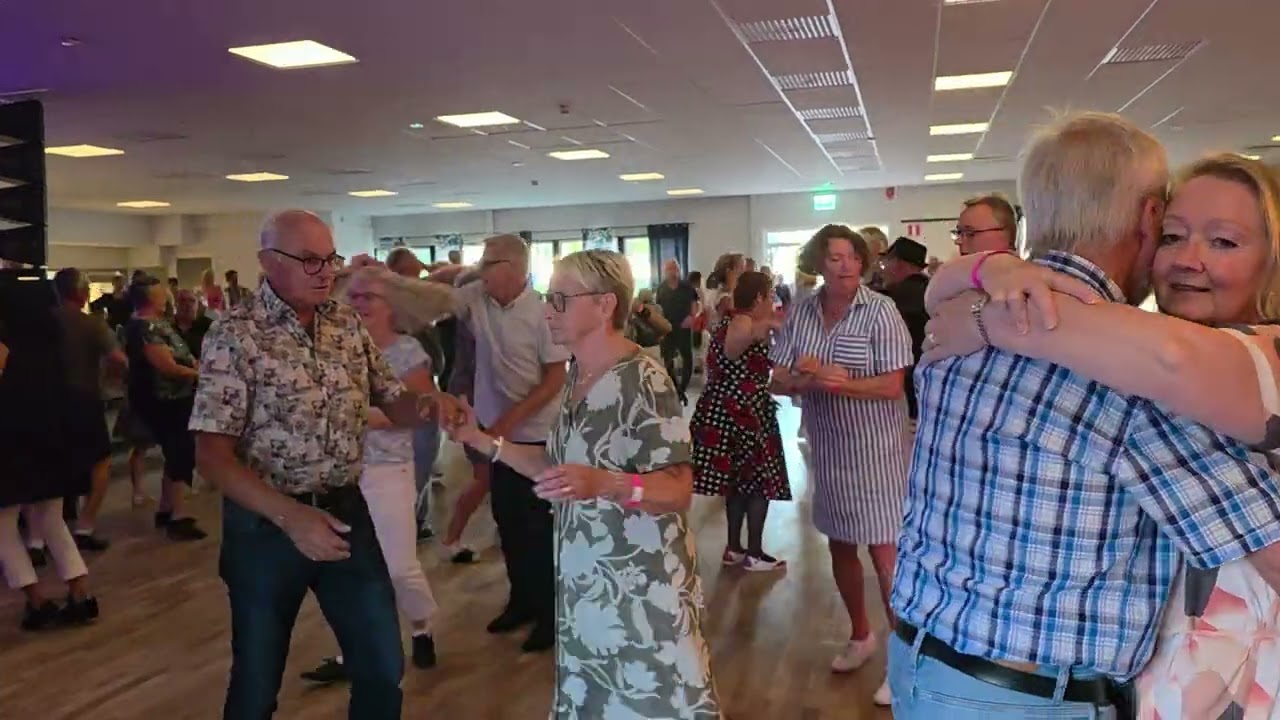 Emelie med Micke Ahlgrens på Stora Folkparkdansen Karlsholme 16.8 Dansnytt Jan Tore Eriksen 