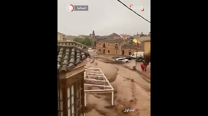مشهد لسيارة تجرفها الفيضانات في إسبانيا وكأنها لوح خشبي