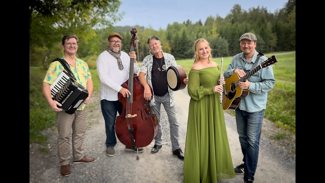 Folkyhtye AUTERE - Black is the colour