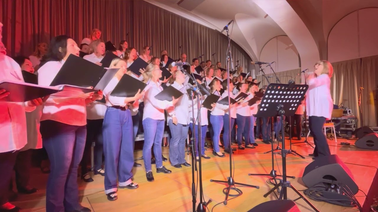 Tautas acis (no koncerta Parīzē 19.11.2022)