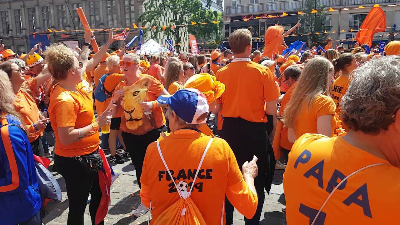 Valenciennes - Links rechts oranje leeuwinnen