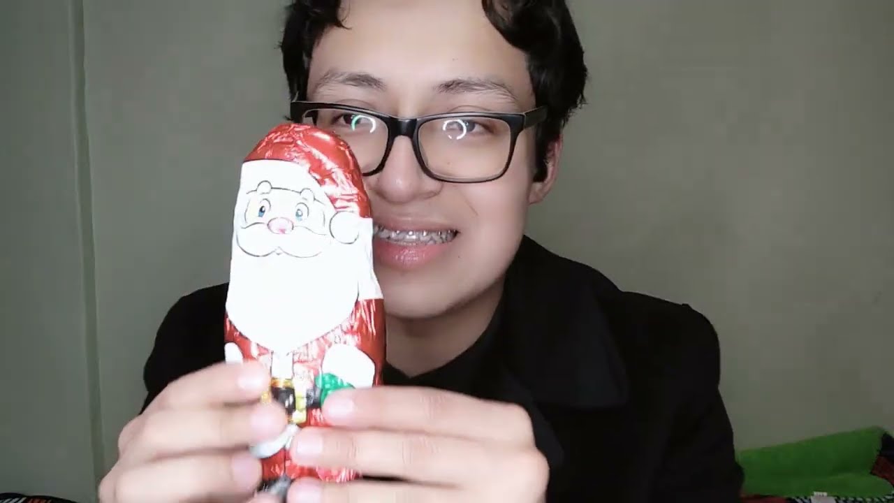 Comiendo un santa de chocolate gigante - Especial de Navidad - ASMR