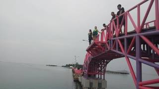 Seru Loncat di jembatan cinta Pulau Tidung