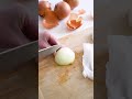 3 طرق لتقطيع البصل دون البكاء