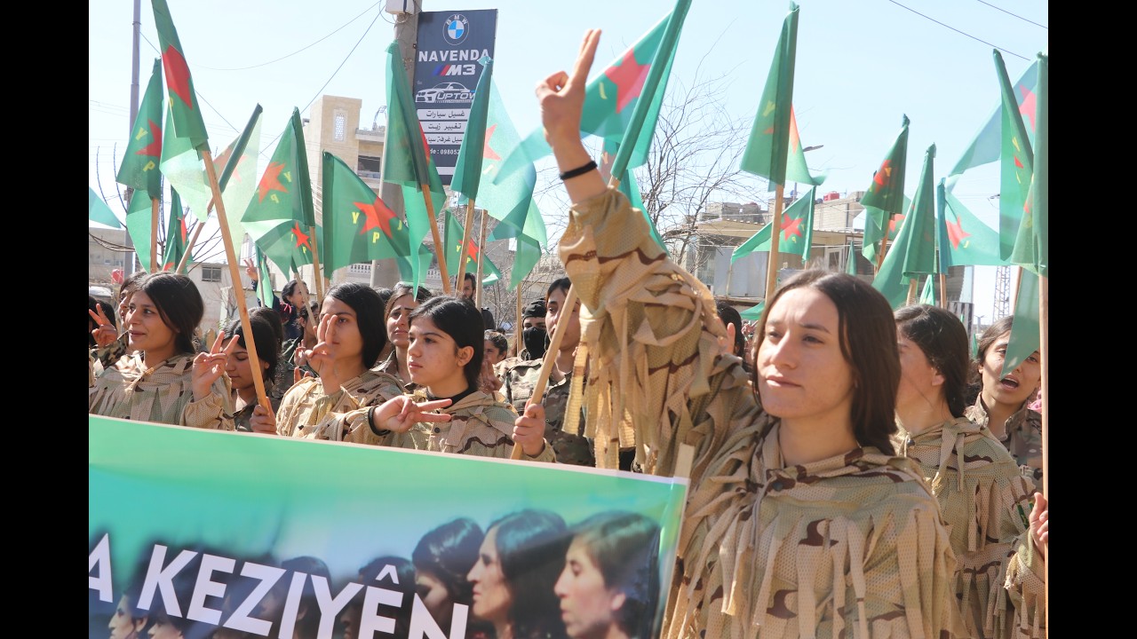 Li Kobanê jin ji bo piştgiriya YPJ`ê meşiyan