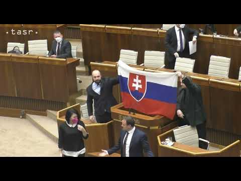 NRSR: Vlajky, oblievanie vodou a píšťalky, aktuálne dianie v parlamente
