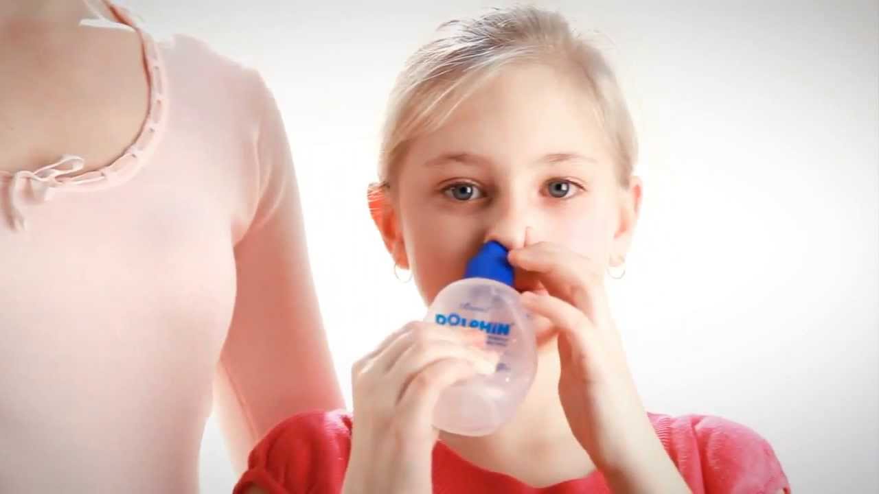 Промывать нос ребенку видео. Промывание носа. Промыватель носа для детей. Промывать нос. Промывать нос детям.
