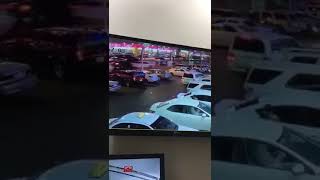 كاميرا ترصد تعرض رجل وامرأة لحادث دهس في شارع سلمان الفارسي بحي النهضة شرق ⁧‫#الرياض‬⁩..