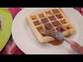 Waffles con tocino y huevos estrellados para desayunar