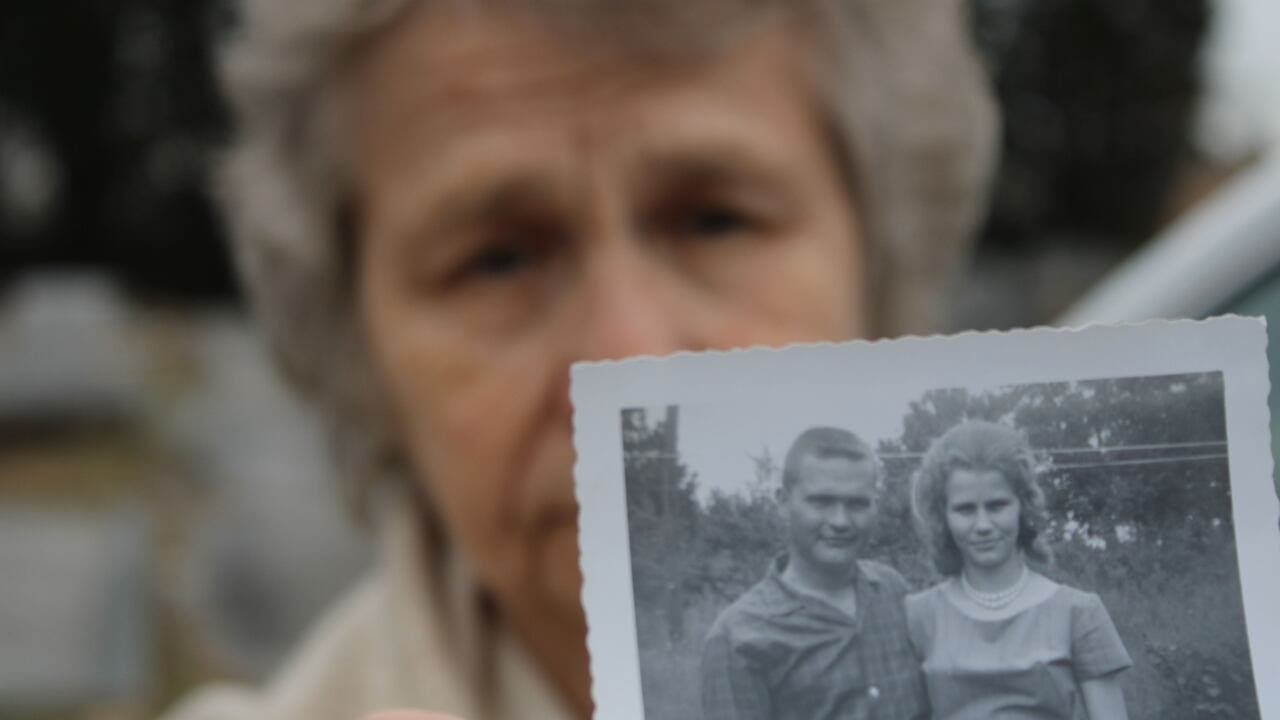 Georgia woman visits husband’s grave every day for past 5 years - YouTube