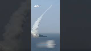 زورق البحرية التركية TCG Burgazada تطلق صاروخ ATMACA، الذي أصاب هدفه بنجاح
