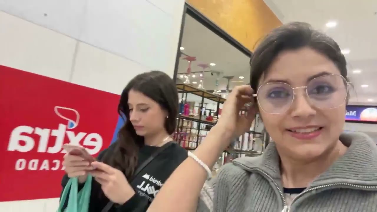 Yayahuz IRL fazendo compras com a minha mãe