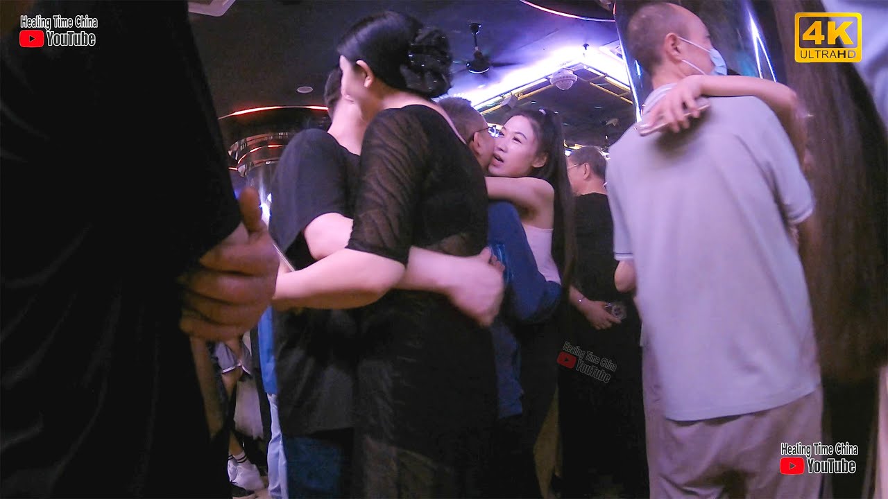 和美女一起跳舞