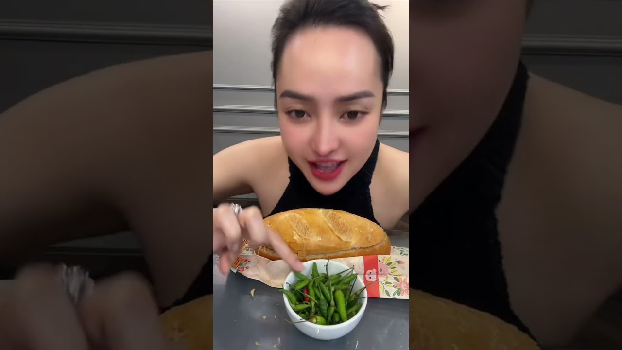 Mời mọi người Mukbang Bánh Mỳ Heo Quay, Bánh Mỳ Thịt Nướng, Bánh Mỳ Xá Xíu với em nghen